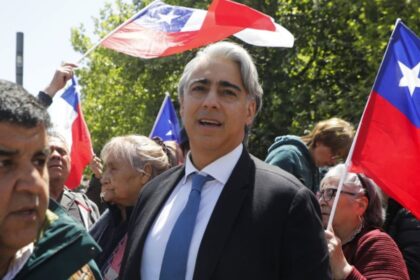 ME-O promete estadio para la “U” si hinchas lo apoyan con firmas para su candidatura presidencial