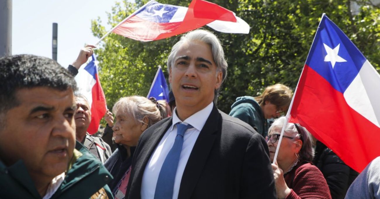 ME-O promete estadio para la “U” si hinchas lo apoyan con firmas para su candidatura presidencial