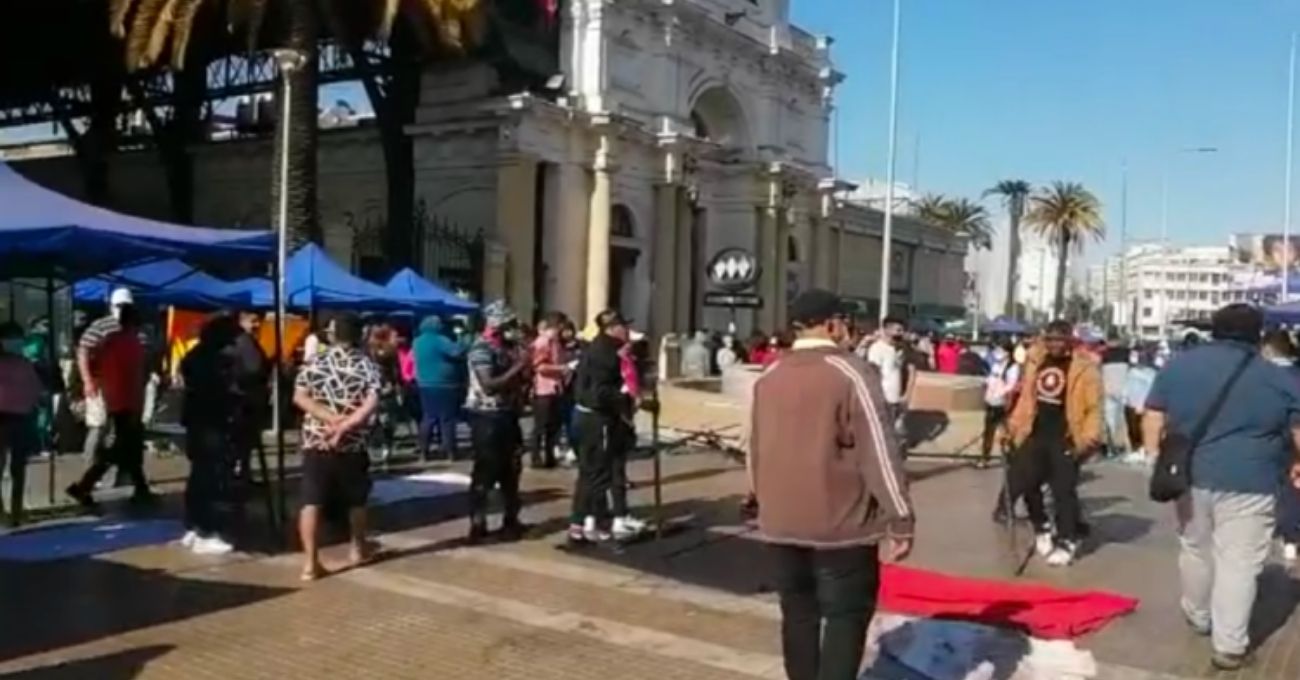 Alcalde de Estación Central pide presencia militar ante masivo comercio ambulante