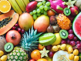 ¿Cuándo es realmente necesario pelar las frutas? Beneficios, precauciones y mitos