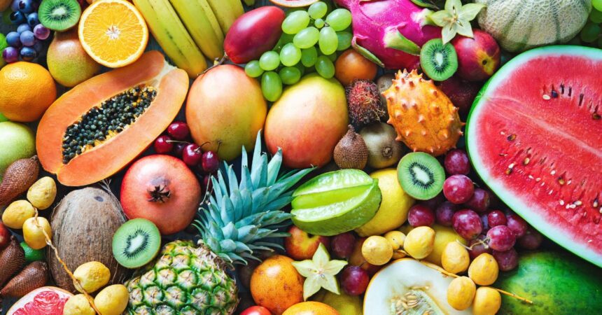 ¿Cuándo es realmente necesario pelar las frutas? Beneficios, precauciones y mitos