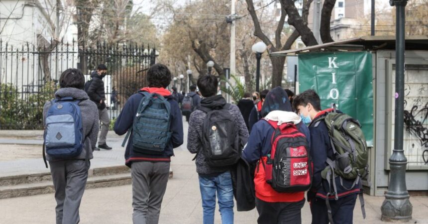 Vacaciones de invierno 2025: ¿Cuál es el último día de clases del primer semestre escolar en cada región de Chile?
