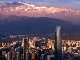 PIB de Chile crece 2,3% en el primer trimestre de 2025: supera expectativas del mercado