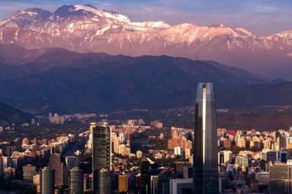 PIB de Chile crece 2,3% en el primer trimestre de 2025: supera expectativas del mercado
