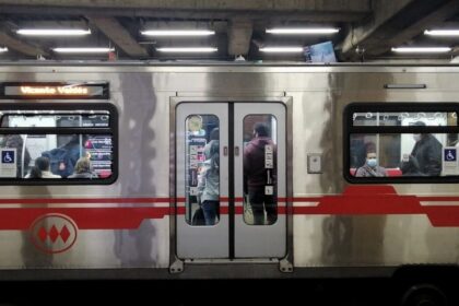 Ministro Muñoz aborda posible extensión del Metro al aeropuerto de Santiago: ¿tendría tarifa diferenciada?