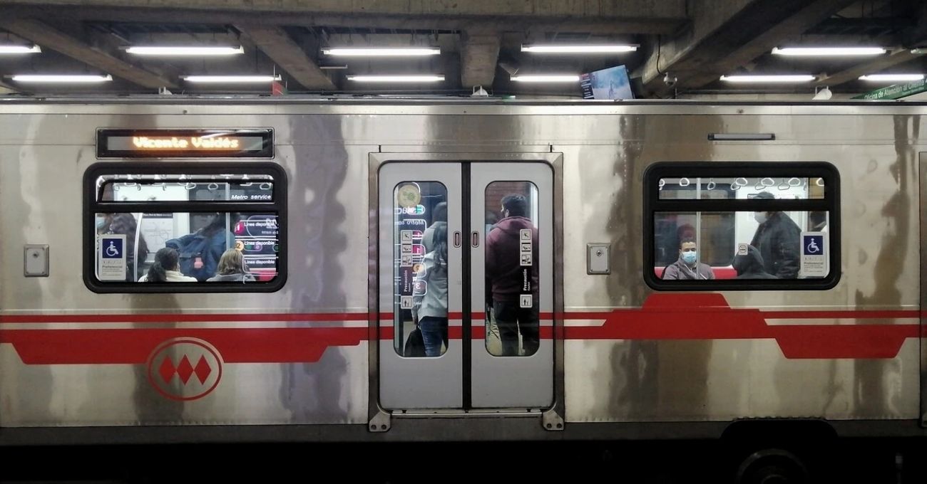 Ministro Muñoz aborda posible extensión del Metro al aeropuerto de Santiago: ¿tendría tarifa diferenciada?