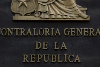 Contraloría detecta a 25 mil funcionarios públicos que salieron del país estando con licencia médica