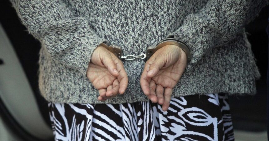 Decretan arresto domiciliario nocturno para mujer acusada de matar a su hija recién nacida: Escondió el cadáver en una bolsa