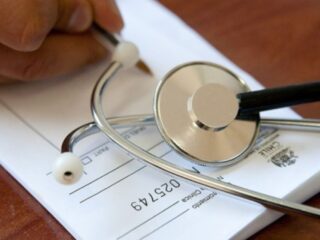 Investigan fraude masivo en licencias médicas de trabajadores públicos: Fiscalía abre causa tras denuncia de Contraloría