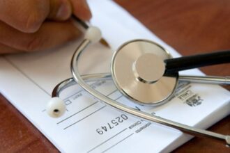 Investigan fraude masivo en licencias médicas de trabajadores públicos: Fiscalía abre causa tras denuncia de Contraloría