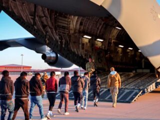 Chile recibe a 44 connacionales deportados desde Estados Unidos tras coordinación bilateral