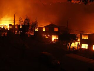 Dos bomberos detenidos como nuevos imputados por el megaincendio de Valparaíso