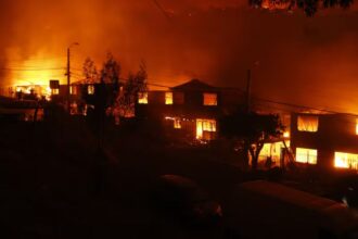Dos bomberos detenidos como nuevos imputados por el megaincendio de Valparaíso