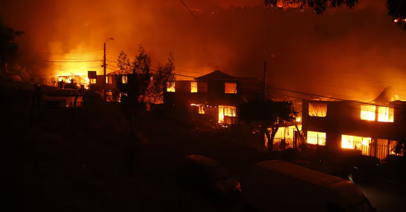Dos bomberos detenidos como nuevos imputados por el megaincendio de Valparaíso