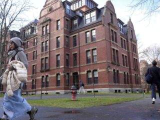 Gobierno de Trump prohíbe ingreso de estudiantes extranjeros a Harvard tras revocar su certificación