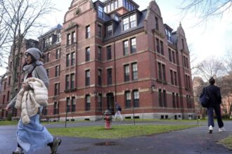 Gobierno de Trump prohíbe ingreso de estudiantes extranjeros a Harvard tras revocar su certificación