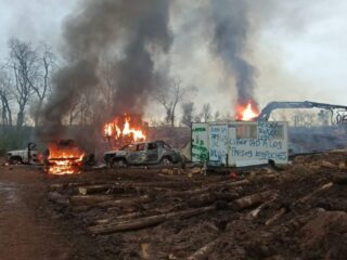 Atentado incendiario en Mulchén destruye siete vehículos en faena forestal de CMPC