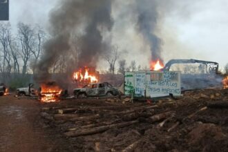 Atentado incendiario en Mulchén destruye siete vehículos en faena forestal de CMPC
