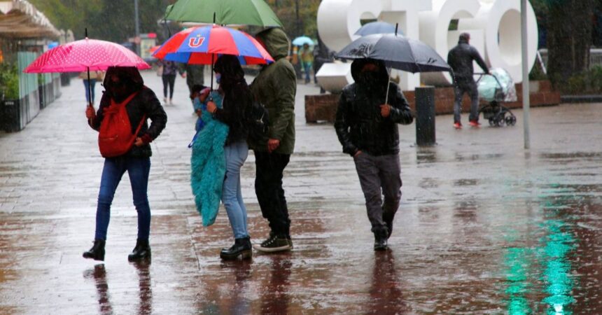 El invierno comienza a asomarse: así estará el tiempo este fin de semana en Santiago y el resto del país