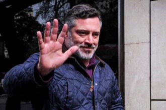 Caso licencias médicas: Alcalde Sichel desvincula a 126 funcionarios de Ñuñoa tras informe de Contraloría