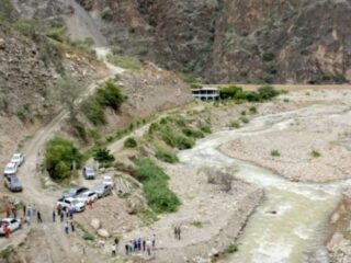 Hallan muertos a 13 trabajadores secuestrados en mina de oro en Perú: Acusa a mineros ilegales vinculados al crimen organizado