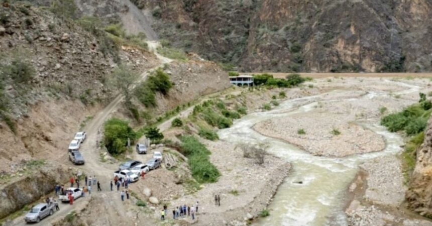 Hallan muertos a 13 trabajadores secuestrados en mina de oro en Perú: Acusa a mineros ilegales vinculados al crimen organizado