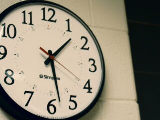 Segundo cambio de hora en Chile: Fijan fecha en la que nuevamente se deberán ajustar los relojes