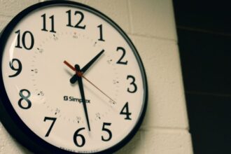 Segundo cambio de hora en Chile: Fijan fecha en la que nuevamente se deberán ajustar los relojes