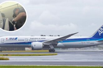 Pánico en pleno vuelo: Hombre intentó abrir puerta de avión rumbo a EE.UU. y forzó aterrizaje de emergencia