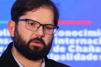 Boric anuncia sanciones drásticas por uso irregular de licencias médicas y Contraloría amplía revisión a policías y Fuerzas Armadas
