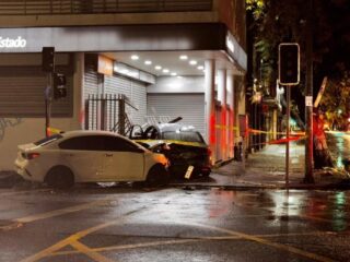Detienen a tres hombres disfrazados de carabineros tras persecución y choque en banco de Quinta Normal