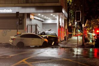 Detienen a tres hombres disfrazados de carabineros tras persecución y choque en banco de Quinta Normal