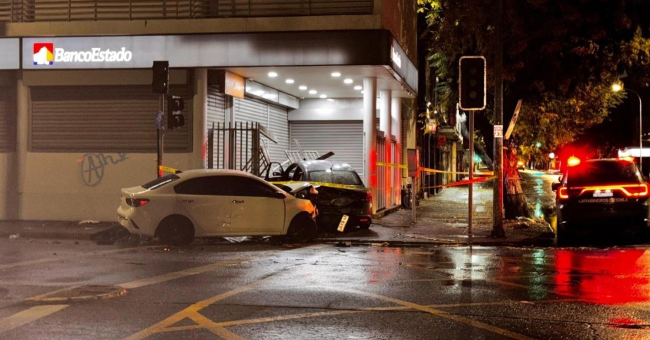 Detienen a tres hombres disfrazados de carabineros tras persecución y choque en banco de Quinta Normal