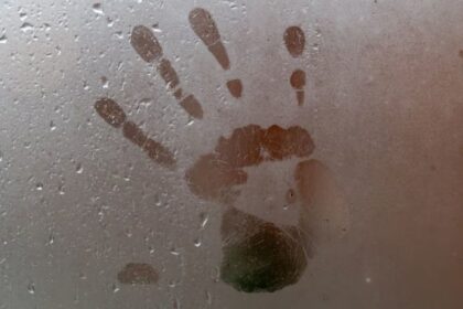 El truco coreano para evitar que se empañen los espejos y vidrios: solo necesitas espuma de afeitar y un paño
