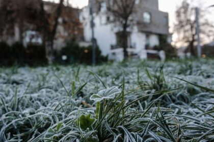 Frío polar se toma Santiago: primeras heladas y escarcha marcarán la semana