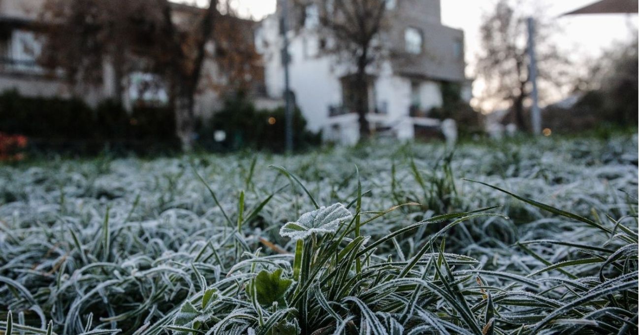 Frío polar se toma Santiago: primeras heladas y escarcha marcarán la semana