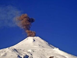 Volcán Villarrica muestra señales de calentamiento: advierten posible cambio en su actividad interna