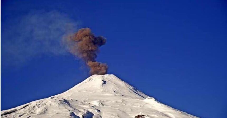 Volcán Villarrica muestra señales de calentamiento: advierten posible cambio en su actividad interna