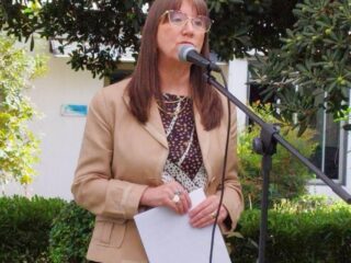 Renuncia hermana de Manuel Monsalve tras viajar al extranjero con licencia médica: Superintendencia inicia sumario