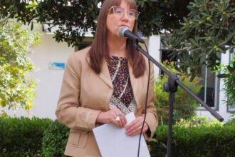 Renuncia hermana de Manuel Monsalve tras viajar al extranjero con licencia médica: Superintendencia inicia sumario