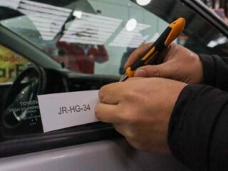 Grabado de patentes en vidrios y espejos: conoce la multa y requisitos que aplican desde mayo