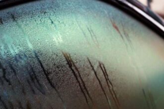 Otoño al volante: Seis consejos prácticos para evitar vidrios empañados en el auto