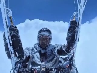 Parapentista sobrevive a dramático ascenso a más de 8.500 metros en China: "Tenía hielo hasta en las pestañas"
