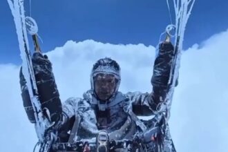 Parapentista sobrevive a dramático ascenso a más de 8.500 metros en China: "Tenía hielo hasta en las pestañas"