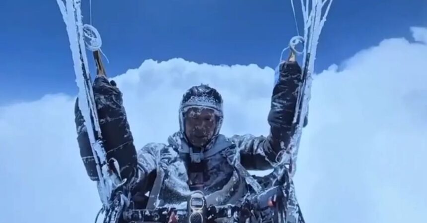 Parapentista sobrevive a dramático ascenso a más de 8.500 metros en China: "Tenía hielo hasta en las pestañas"