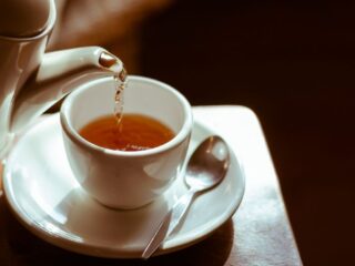 Té de manzanilla: la infusión natural recomendada para aliviar el dolor de garganta
