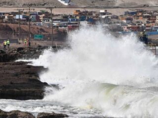 Marejadas afectarán costas de gran parte del país hasta el domingo: llaman a extremar precauciones