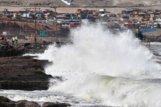 Marejadas afectarán costas de gran parte del país hasta el domingo: llaman a extremar precauciones