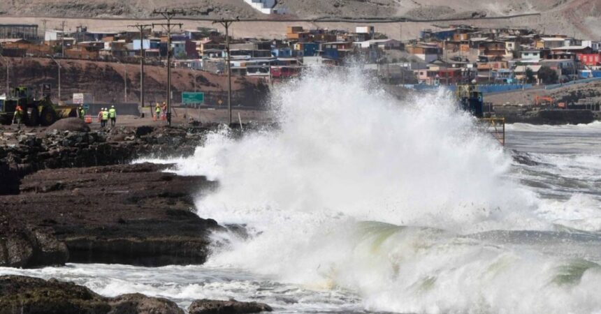 Marejadas afectarán costas de gran parte del país hasta el domingo: llaman a extremar precauciones