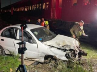 Tren del Recuerdo choca con vehículo en Maipú: conductor ignoró cruce ferroviario y provocó grave accidente
